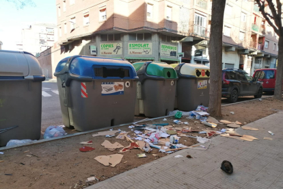 Escombraries tirades pel carrer al costat d’uns contenidors al barri de Pardinyes.