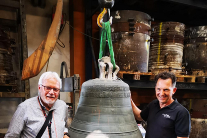 Josep Carvajal y Johannes Grassmayr con la campana Mònica.