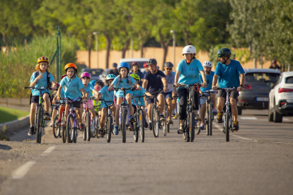 El grup de pares i alumnes de l’escola Espiga que ahir van anar al centre amb bicicleta.