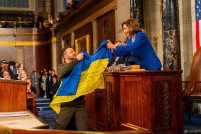 Zelenski entregó una bandera ucraniana al Congreso de EEUU.
