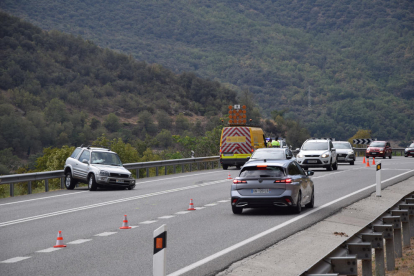 Un dels vehicles implicats ahir en una col·lisió a la carretera N-145 a la Seu d’Urgell.