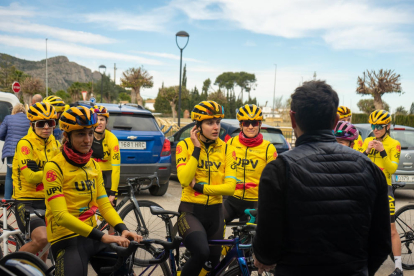 Júlia Mir, a l’esquerra, en una recent concentració amb el seu equip.