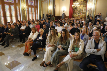 Fèlix Larrosa mostrant la vara d’alcalde que li va entregar Neus Caufapé, la regidora de més edat.