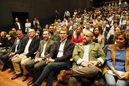 Feijóo con Dolors Montserrat (a su derecha), Xavier Palau, Alejandro Fernández y Dolors López en el teatro de l’Escorxador.