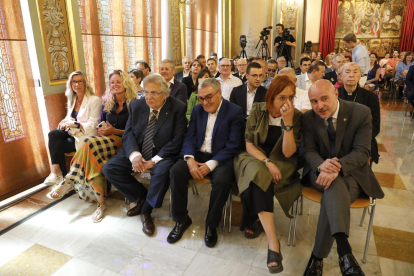 Los exalcaldes Antoni Siurana y Àngel Ros asistieron al pleno en primera fila. 