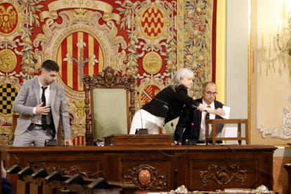 Los exalcaldes Antoni Siurana y Àngel Ros asistieron al pleno en primera fila. 