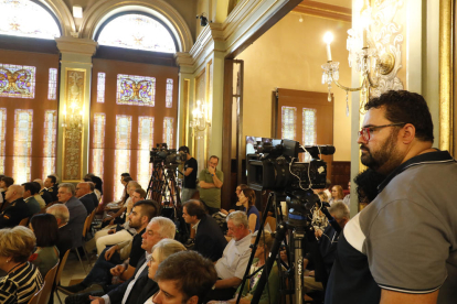 Los exalcaldes Antoni Siurana y Àngel Ros asistieron al pleno en primera fila. 