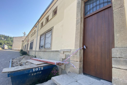 L’entrada al gimnàs de l’escola municipal de Guimerà, precintada arran de l’ensorrament.