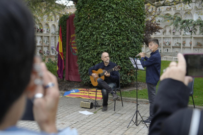 El acto de homenaje tuvo lugar en el departamento Sant Jordi del cementerio municipal. 