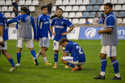 Pere Martí, desesperado por las pérdidas de tiempo visitantes, manda a sus jugadores al banquillo.