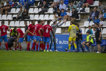 Pere Martí, desesperado por las pérdidas de tiempo visitantes, manda a sus jugadores al banquillo.