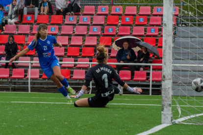 Minori Chiba supera la entrada de Braojos para mantener la posesión.