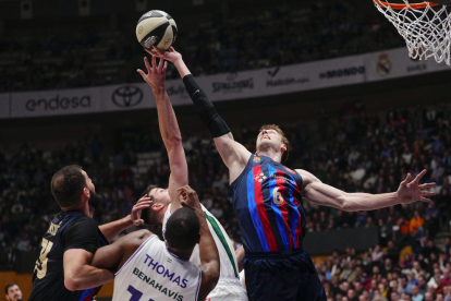 El pivot del Barça Jan Vesely lluita una pilota amb Will Thomas.