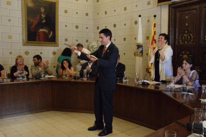 Joan Barrera, ayer tras ser investido alcalde de La Seu y ya con la vara en las manos. 