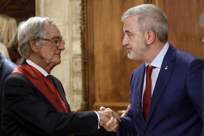 Trias saluda Collboni després que aquest li prengués l’alcaldia de Barcelona en un ple ple de tensió.