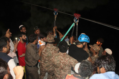 Agónico rescate de ocho personas atrapadas en un teleférico en Pakistán