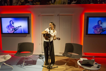 La popular cantante catalana también interpretó alguno de sus éxitos en esta cita del CaixaForum.