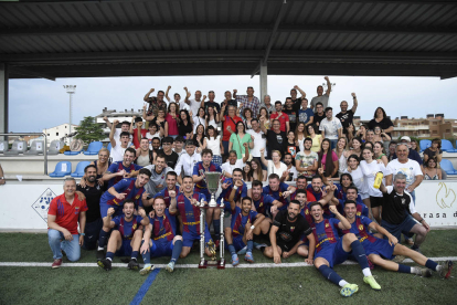 La plantilla del Soses celebra la consecució del Pepito Esteve al costat de l’afició desplaçada fins al Complex Antoni Palau de Torrefarrera.