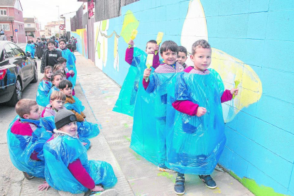 Alumnos del colegio Vedruna de Tàrrega participan en el mural colectivo, que terminará mañana. 