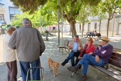 David Torrents parla amb dos persones durant la seua campanya.