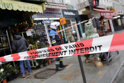 La Policia francesa acordona la zona del tiroteig d'avui, 23 de desembre, amb dos morts i quatre ferits al centre de París.