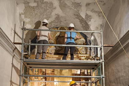 Campaña ‘in situ’  -  Las obras de consolidación de fragmentos pictóricos, limpieza y conservación de dos de los retablos de Palau de Noguera forman parte de las campañas ‘in situ’ que lleva a cabo el Centre de Restauració de Béns Mo ...