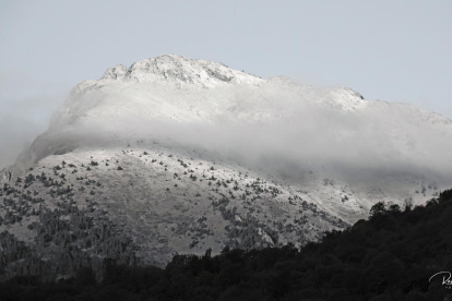 Imatge ahir d’una muntanya del Pallars Sobirà amb la primera capa blanca.