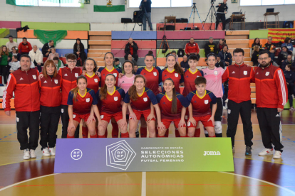 La selecció catalana, amb Carmen Bello, dreta, la quarta des de l’esquerra a la fila superior.