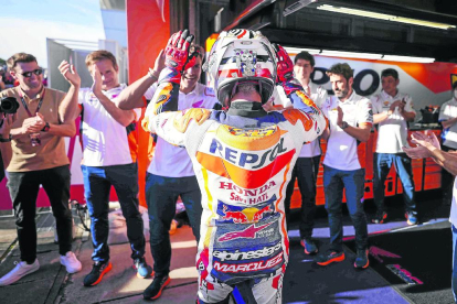 Jack Miller celebra su victoria en el podio junto a Binder y Martín.