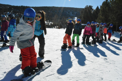 Alumnos de la ZER Alt Pallars practicando snowboard.