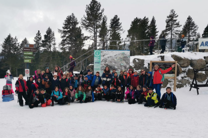 Alumnos de la ZER Alt Pallars practicando snowboard.
