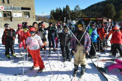 Alumnes de la ZER Alt Pallars practicant snowboard.