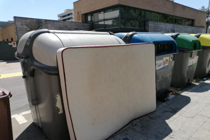 Un matalàs abandonat al carrer tapant l’accés a un contenidor a Balàfia.