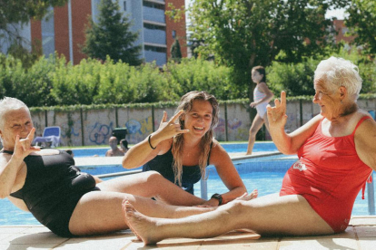 El Centre Geriàtric Lleida lleva a usuarias a las piscinas. 