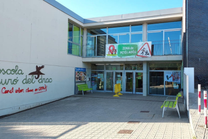 Escuela Turó del Drac, en Canet de Mar, con una pintada a favor de la educación en catalán.