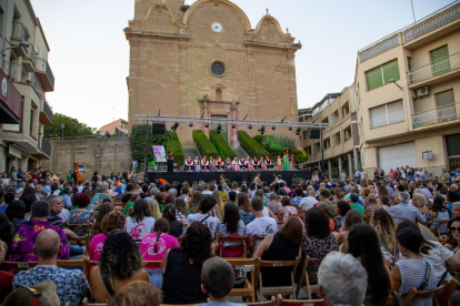 La plaça de l’Església d’Alcarràs es va omplir de públic durant l’acte inaugural de les festes.