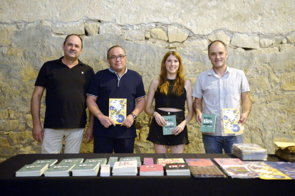 Joan Graell y Laia Pujol, en el centro, con sus libros publicados por Editorial Fonoll.