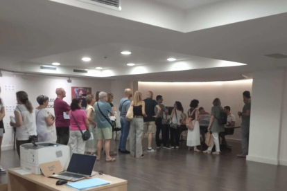 Cues dissabte passat a la sala de vot de l’ambaixada espanyola.