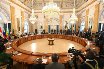 El cap del Kremlin, Vladímir Putin, reunit amb la delegació de pau africana a Sant Petersburg.