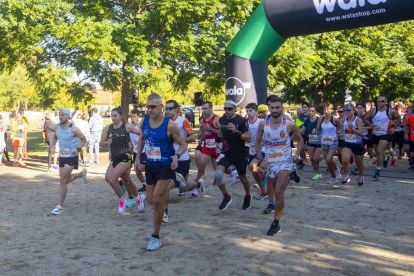 Corredors en el moment de la sortida d’una de les proves que es van celebrar ahir al Parc de l’Aigua de Lleida.