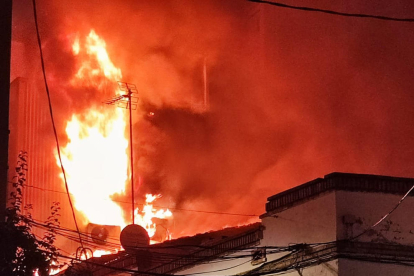 L’incendi es va originar de matinada i va calcinar deixalles, matalassos i roba acumulada al solar.