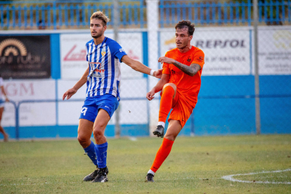 Un jugador de l’Atlètic Lleida intenta una retallada davant de la pressió d’un jugador local.