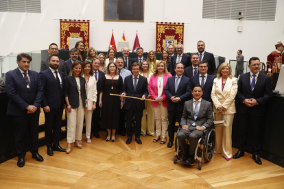 José Luis Martínez-Almeida posa amb la vara d’alcalde amb els edils del PP a l’ajuntament.