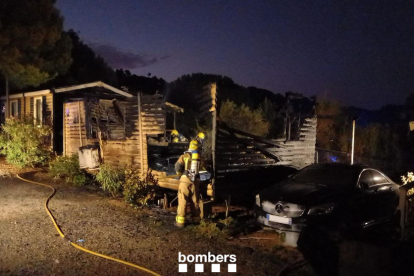 Un bombero inspecciona los restos quemados del bungalow que se incendió de madrugada.