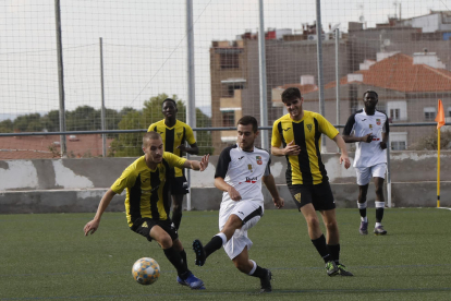 Un jugador del Borges remata ante varios jugadores rivales.