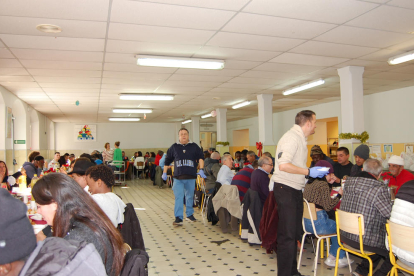 El comedor del colegio Maristes Montserrat acogió la comida de Navidad solidaria.