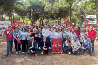 Una representación del PSC de Lleida, ayer en la Festa de la Rosa.