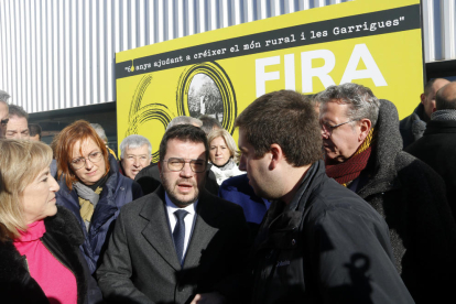 El president del Govern, Pere Aragonès, conversant amb un dels portaveus de la plataforma contra la planta de Tracjusa a la 60a Fira de l'Oli de les Borges Blanques