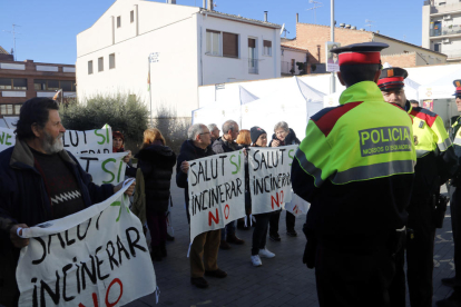 Manifestantes en contra de la planta de Tracjusa a la inauguración de la 60.ª edición de la Fira de l'Oli  de les Borges Blanques