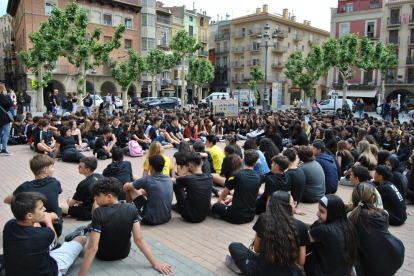 Acte reivindicatiu dels alumnes dels quatre instituts de Balaguer ahir a la plaça Mercadal.